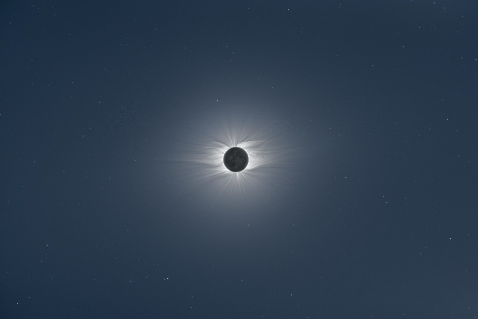 odditiesoflife:  Total Solar Eclipse These stunning photographs of July 2009′s