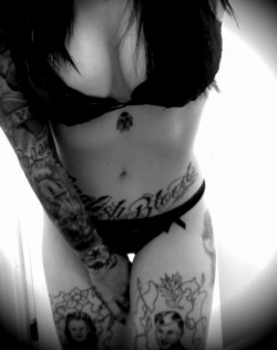 girlstattoosraves:  hot cutie 