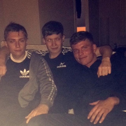 jordansboysxoxo: Can anyone help me bait these guys from Edinburgh message me for their details than