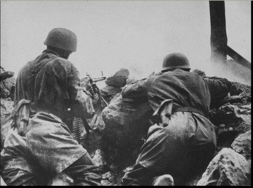 panzerknacker88 - Two German paratroopers firing a MG-42 during...