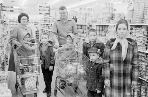 Family goes grocery shopping(Francis Miller. 1962)