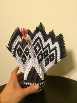 bluelianbane:  A 3d origami black and white patterned peacock. Extremely time consuming but well worth it. ~1000 pieces or so.  (Sorry bout the hand) Credits to jewellia7777 and 3dorigamivideos. 