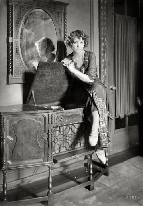 bygoneportraits:  New York circa 1921. A lady and her phonograph. The name looks like Farnum or Farmer. 5x7 glass negative, George Grantham Bain Collection. 