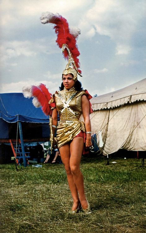 toxicnotebook: Colour photographs of circus performers (1940s-1950s) 