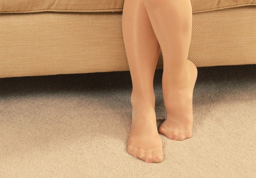 discreetdreams: shiny pantyhose feet