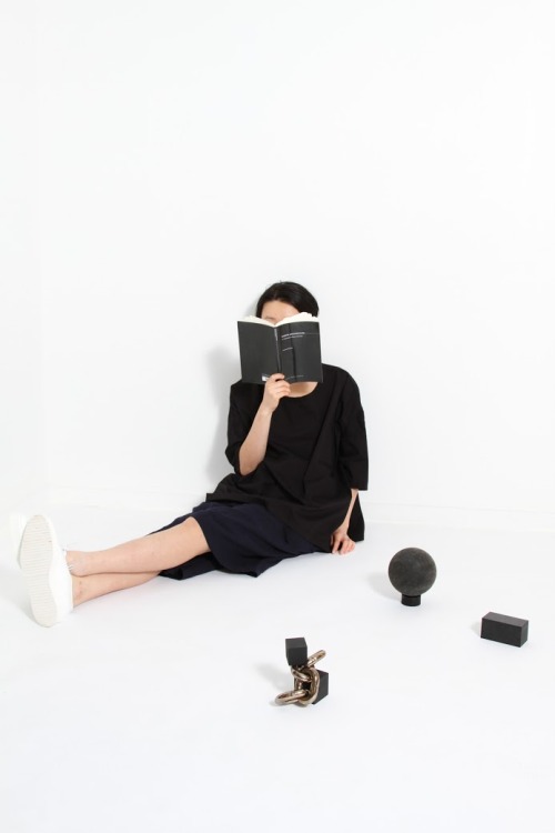 blvno:   noirettediary:  atableofcontents:  Reading in Y’s - Lived-In Architecture  Fashion + Beauty | NoiretteDiary  q 