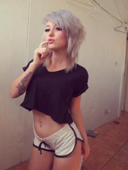 steezleo:  daymmm ;D her tat though  