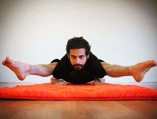 weareyoga: @adrian_hummell on his @thewaymat low in baby crow #yogi #getlow #babycrow #yogapose #yog