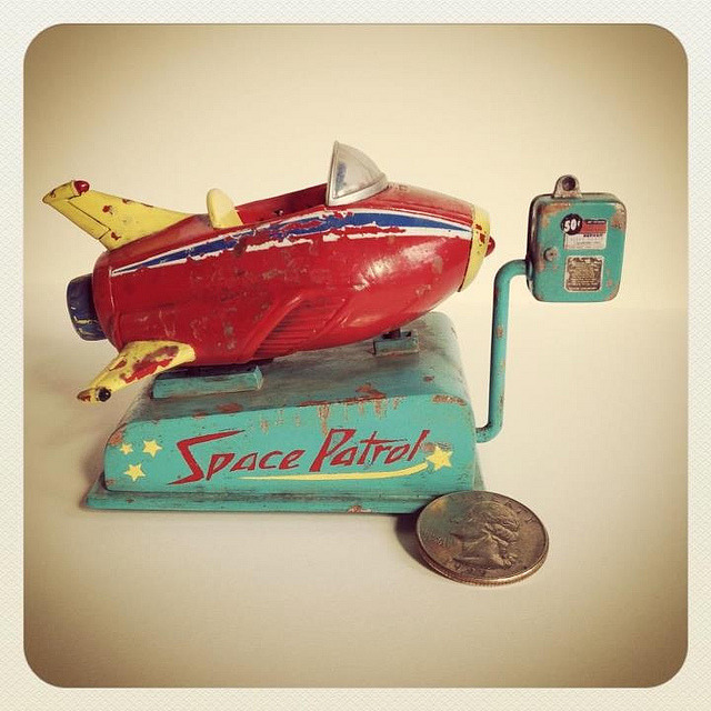 shitfuckingfuckshit:  klappersacks:  Miniature Rocket Kiddie Ride by Randy Hage on