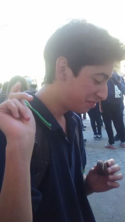 p-r-i-m-a-v-e-r-a-z-e-r-o:  El es Felipe. No es su mejor foto, pero es la unica que tengo. La saco la Flan<3 El me gusta,la verdad mi historia es singularmente rara.  Por septiembre había encontrado una foto del pololo de una amiga en donde salia