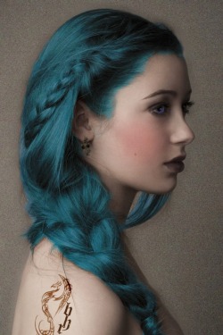 daughterofsmokeandbonetrilogy:  days-of-blood-and-starlite:  http://days-of-blood-and-starlite.tumblr.com/  Is that Karou we spy? 