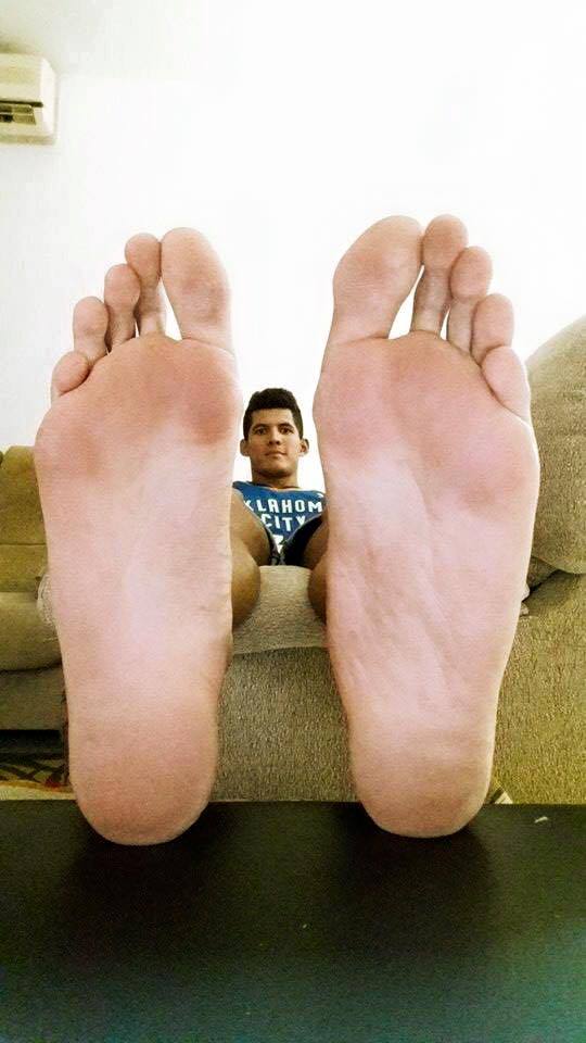 paulsbunion:  GI-Normous feet!! Big and sexy!! Cute guy with, what looks like size