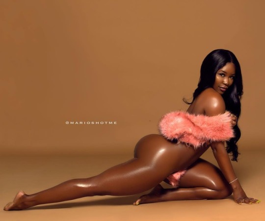 theworldaccording2ts:  hercheers:  🍾🍾  Dark-n-Lovely!!!