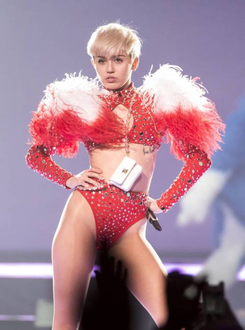 Porn Pics Miley Cyrus - Live Vancouver. ♥  Damn I