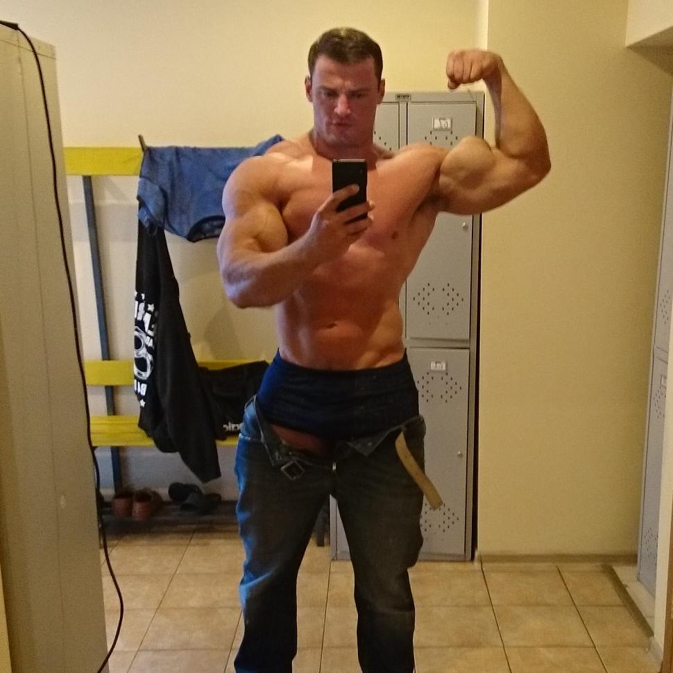  Muscle Bros wanna show off ? Show off your   hugeness  , Submit or  Kik Str8StagFag