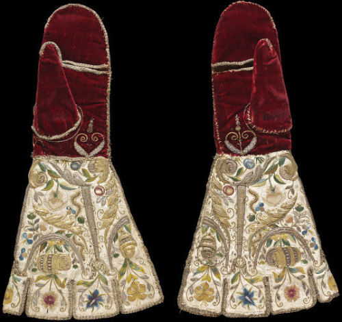 ephemeral-elegance:Metallic Embroidered Satin and Velvet Gauntlet Mittens, ca. 1600via V&amp;A