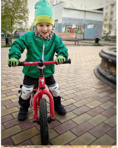 Нашего полку прибыло. Начинаем осваивать #беговел.#mobilephotography #balancebike #specialized #bike