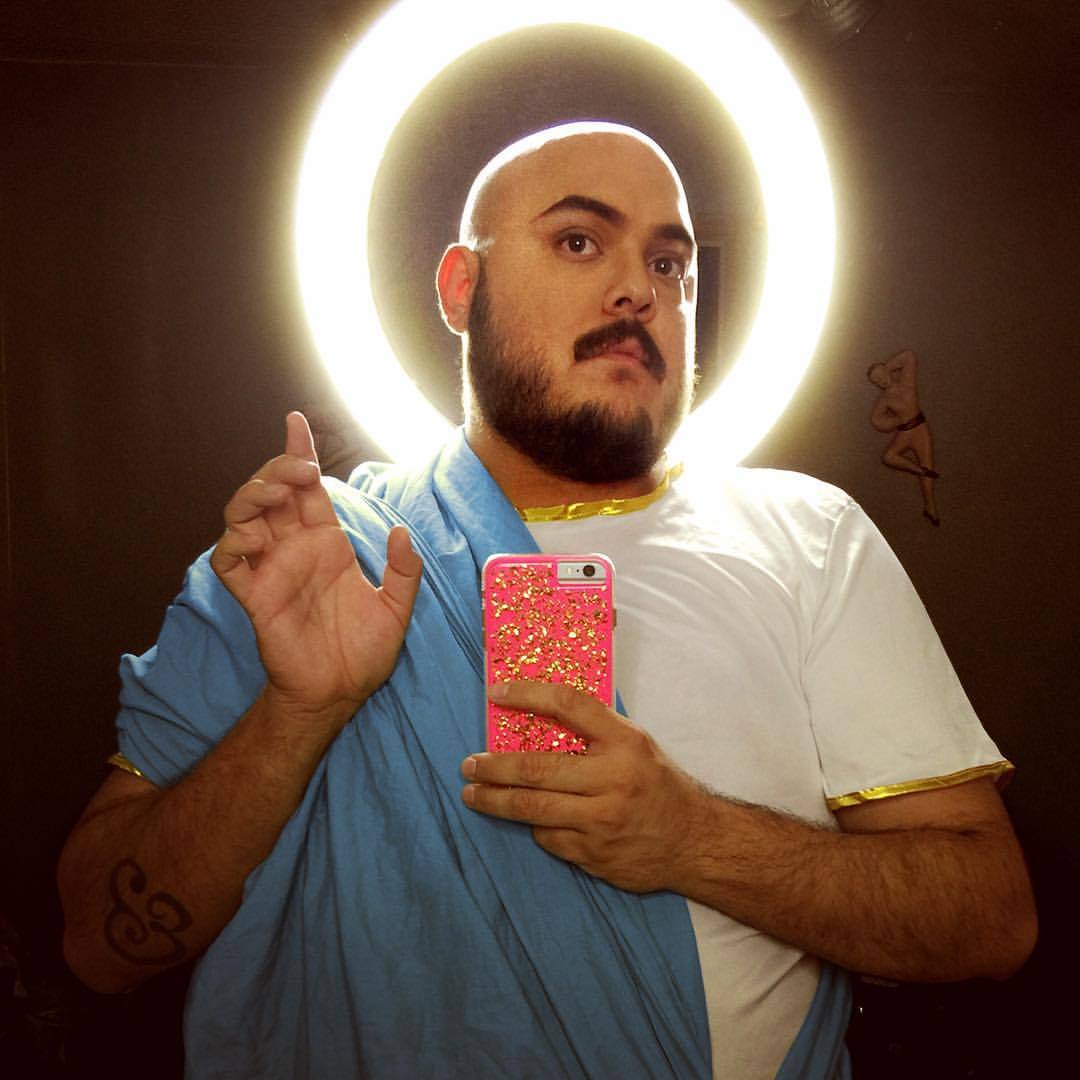 ultragraphique:  Draped in a bed sheet ready for sleep and canonization. #saintly