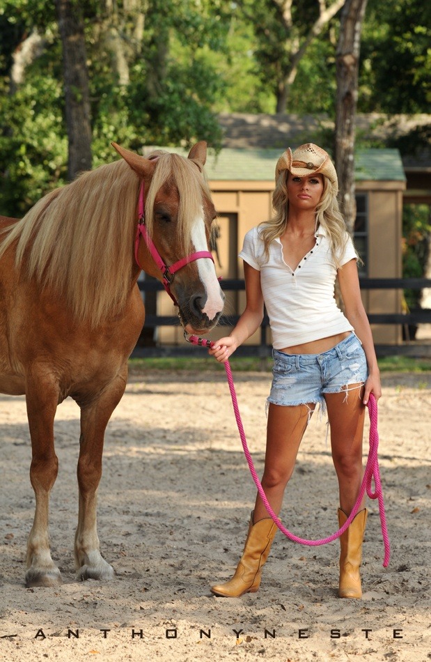 sexycountrygirls1:  sexy cowgirl 