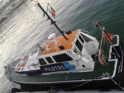 Y esto es un barco que el ayuntamiento de cascais tiene para poner a disposición de los usuarios del puerto unos pilotos experimentados que les aparquen sus yates de miles de euros Aun asi es una embarcación bonita