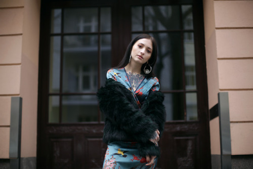 Outdoor Portraits with Sofa - Make Up Artist from Berlin.