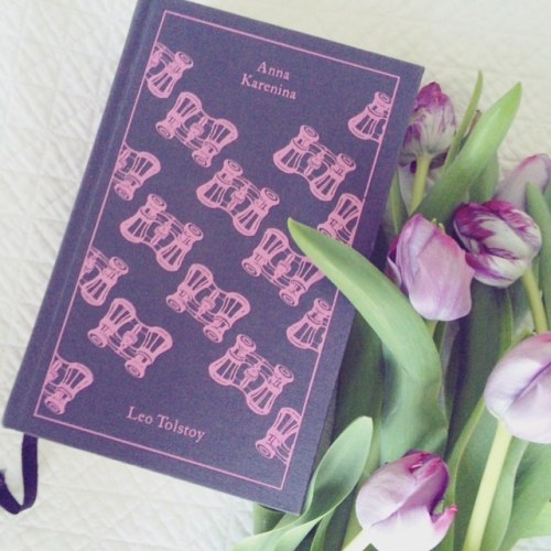 When your flowers match a book this perfectly you just have to take a photo!. . . #igreads #books 