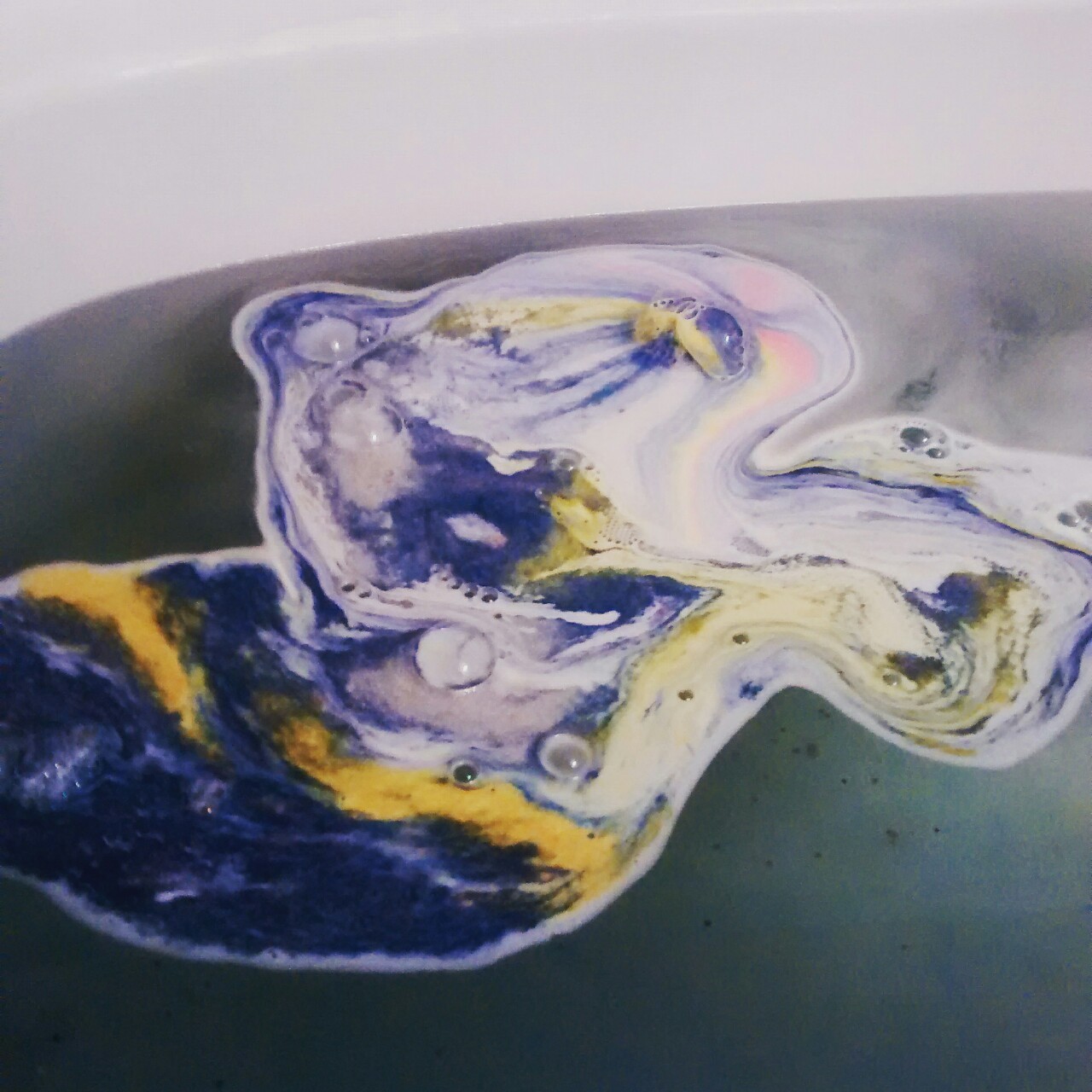 carlycrosby:  Love this bath bomb