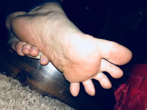 Toes spread#feet #footjob #feetfans #feetporn #feetworship #toespread #toesucking #wrinkledsoles #lo