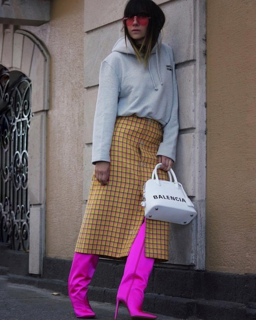 Neon … #bootseason @alexandrevauthier #balenciagaskirt and #Vetements hoodie #VeCoolstyle (at