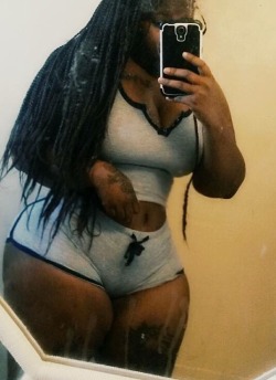 bigbuttsthickhipsnthighs:  krissy-lusciousrose1:  Get you a island gal 👌🏾  Thick wit it selfie 