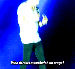 prwflowers:  harryniips: Harry finds a sandwich