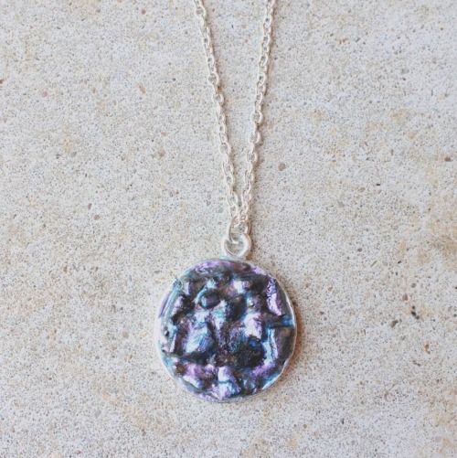 DIY Druzy Pendant from Hey Wanderer. I&rsquo;ve seen lots of druzy DIYs posted but I really like thi