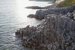 gokuma:  sixpenceee:  Columnar Basalt, Iceland: These columns that are so perfect, they almost look artificial. Millions of years ago, they were lava plateaus, which over time, cooled and fractured to create the stunning facade we see today.  O__o 