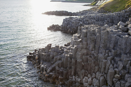 gokuma:  sixpenceee:  Columnar Basalt, Iceland: These columns that are so perfect, they almost look artificial. Millions of years ago, they were lava plateaus, which over time, cooled and fractured to create the stunning facade we see today.  O__o 