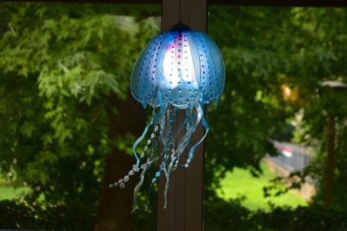 Jellyfish lamps by italian artist Fiorediluce Available on Etsy here : Fiorediluce