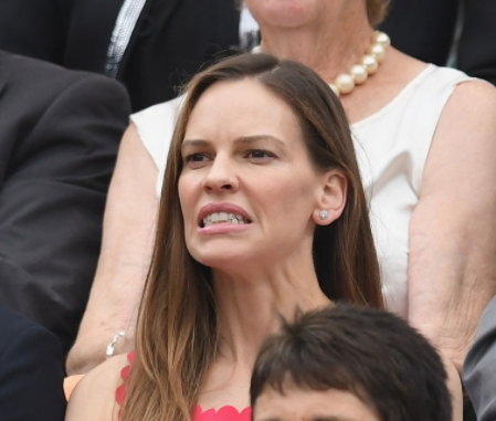 Hilary Swank watching tennis. (Getty)