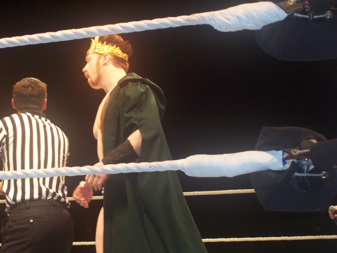 serenitywinchester:  King Sheamus vs John Morrison at a Raw live event in 2011. 