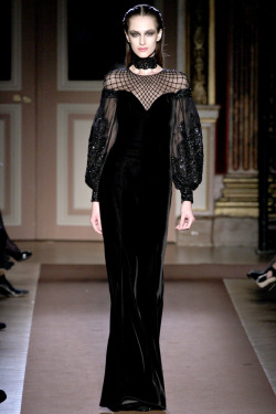 anndemeulemeesterfanclub: aunt arriving @ funeral looks #2 @ andrew gn fall12