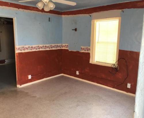 moreuglyhousephotos:GUILTY OF IMPROPER PAINTING - Sigh.  Three homes for sale that are not read