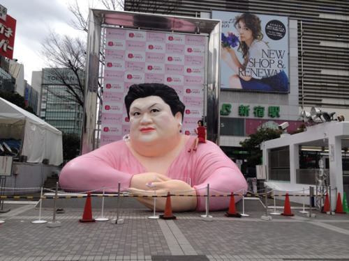 新宿駅の超巨大マツコ像を見てきた！（動画あり） - 面白いネタのブログ-Fun! 