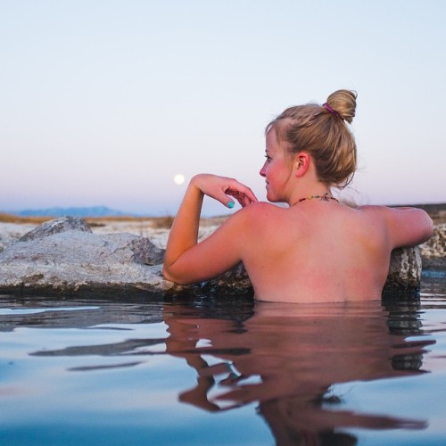 soakingspirit:  Mammoth hot springs || #chapmansnowclub #mammoth #hotsprings #moon #desert #rei1440project #theadventureproject #pictureoftheday 