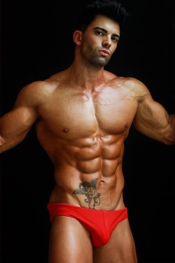 muscle-lovers:  For the best muscle pictures follow muscle-lovers (more than 20.000 followers) or the nudemuscle-lovers blog.