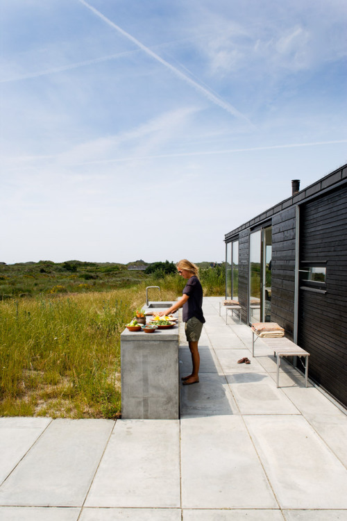 enochliew:  Summer Home in Denmark by Kontur Arkitekter The contrast of the black exterior and white interior is also reflected in the material choice of rough and slick finish. 