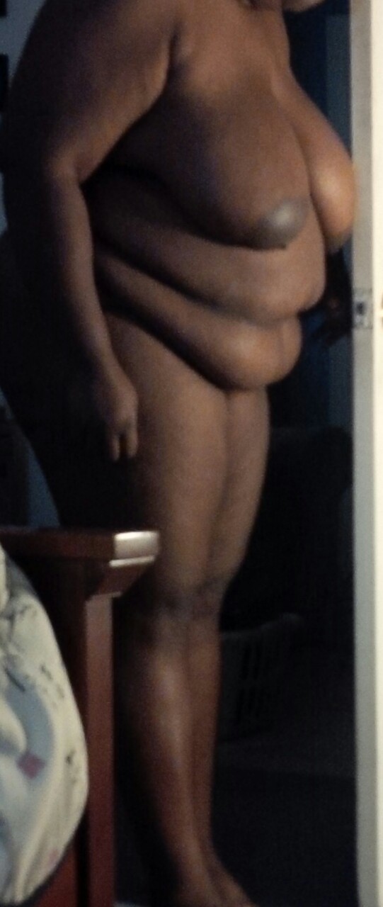 bellylover4life:  bellylover4life:  Trips to the bathroom make for the best photo