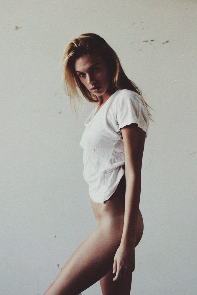 whyyzed:  Bottomless babe in a white tee