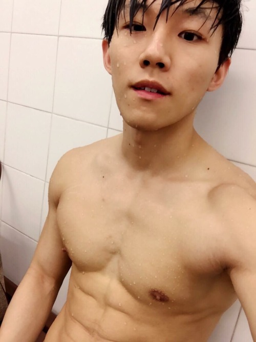 cloudzmaker:  Louis Leong, little sexy fresh meat from HK. Yummy.  Reblog & follow me for more hot stuff! 