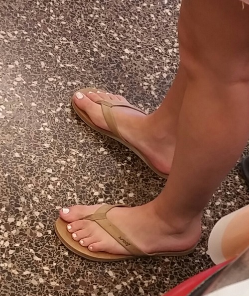 sexycandidfeet: Visit my new blog mysexygirlfriendsfeet too