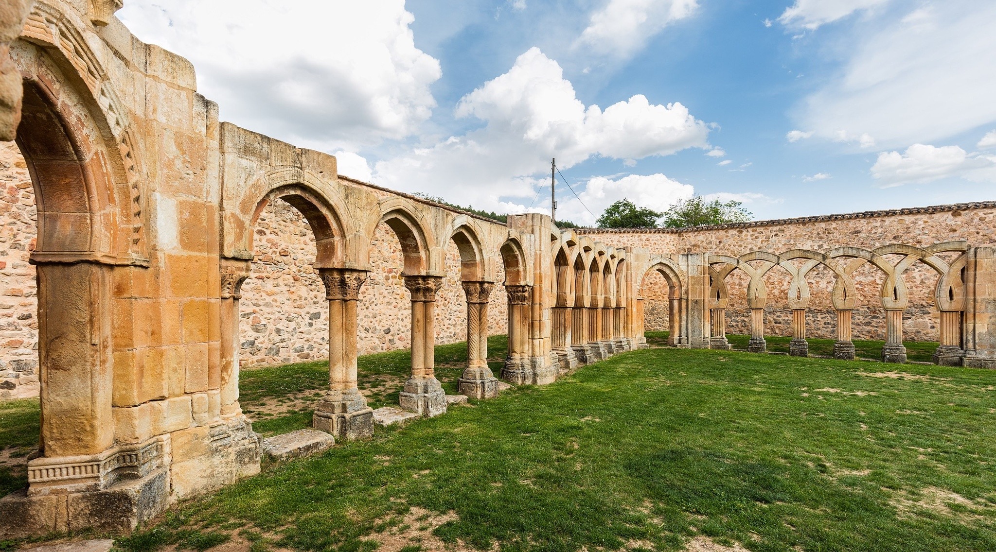 m1male2:Monasterio de Juan de Duero #Soria #España, uno de los conjuntos más significativos del románico castellano. Sólo se conservan la iglesia y las arquerías del claustro. Desde la 2ª mitad del s.XII en posesión de la Orden de los Caballeros
