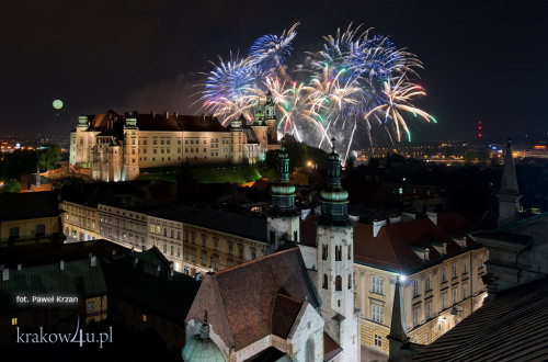 lamus-dworski:Fireworks over the Wawel Castle, Kraków, Poland © Paweł Krzan.