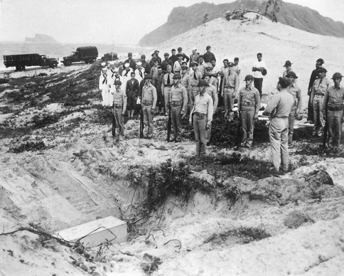 American troops bury the body of a crashed Japanese lieutenant withmilitary honours (December 1941).